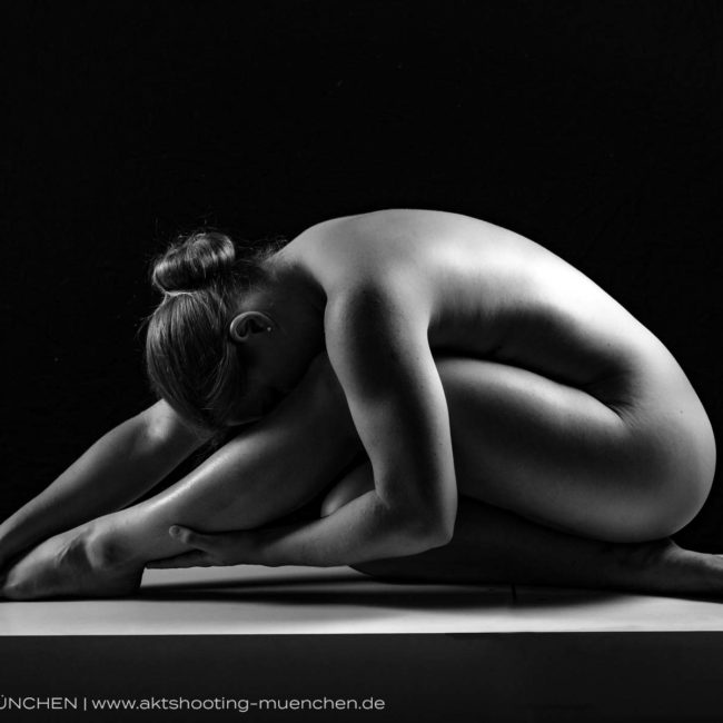 Lowkey Akt mit akrobatischer Pose in Fotostudio München
