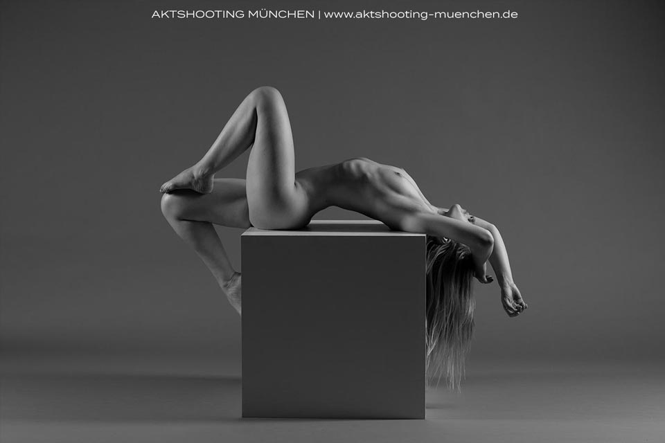 Frau auf Würfel im Fotostudio München bei Aktshooting