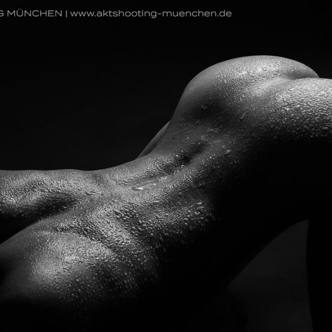 Lowkey Akt mit Wassertropfen auf Rücken bei Fotoshooting in München